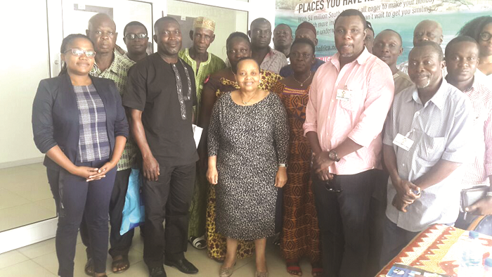  Ms Xingwala (middle, front row), the High Commissioner and the farmers 